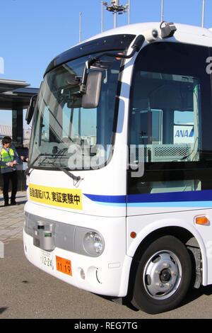 Tokyo, Japon. 22 janvier, 2019. All Nippon Airways (ANA) conduite autonome bus est affiché à l'aire de trafic de l'aéroport Haneda de Tokyo pour un essai sur le terrain entre le terminal principal et le terminal satellite le mardi 22 janvier, 2019. ANA et 5 autres sociétés, Aichi Steel, SB, Advanced Smart mobility Nippo et NEC a effectué le test de conduite de bus sans conducteur avec l'aide de la technologie de pistage magnétique même s singnals GPS ne sont pas disponibles. Credit : Yoshio Tsunoda/AFLO/Alamy Live News Banque D'Images