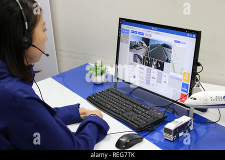 Tokyo, Japon. 22 janvier, 2019. Un opérateur contrôle All Nippon Airways (ANA) conduite autonome bus pour un essai sur le terrain entre le terminal principal et le terminal satellite à l'aéroport Haneda de Tokyo le mardi 22 janvier, 2019. ANA et 5 autres sociétés, Aichi Steel, SB, Advanced Smart mobility Nippo et NEC a effectué le test de conduite de bus sans conducteur avec l'aide de la technologie de pistage magnétique même s singnals GPS ne sont pas disponibles. Credit : Yoshio Tsunoda/AFLO/Alamy Live News Banque D'Images