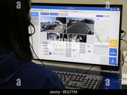 Tokyo, Japon. 22 janvier, 2019. Un opérateur contrôle All Nippon Airways (ANA) conduite autonome bus pour un essai sur le terrain entre le terminal principal et le terminal satellite à l'aéroport Haneda de Tokyo le mardi 22 janvier, 2019. ANA et 5 autres sociétés, Aichi Steel, SB, Advanced Smart mobility Nippo et NEC a effectué le test de conduite de bus sans conducteur avec l'aide de la technologie de pistage magnétique même s singnals GPS ne sont pas disponibles. Credit : Yoshio Tsunoda/AFLO/Alamy Live News Banque D'Images