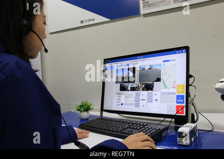 Tokyo, Japon. 22 janvier, 2019. Un opérateur contrôle All Nippon Airways (ANA) conduite autonome bus pour un essai sur le terrain entre le terminal principal et le terminal satellite à l'aéroport Haneda de Tokyo le mardi 22 janvier, 2019. ANA et 5 autres sociétés, Aichi Steel, SB, Advanced Smart mobility Nippo et NEC a effectué le test de conduite de bus sans conducteur avec l'aide de la technologie de pistage magnétique même s singnals GPS ne sont pas disponibles. Credit : Yoshio Tsunoda/AFLO/Alamy Live News Banque D'Images