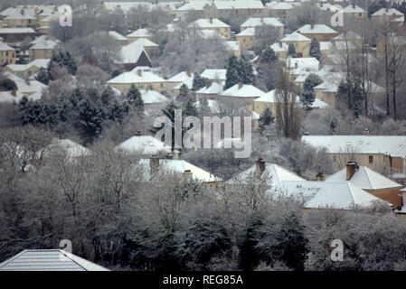 Glasgow, Écosse, Royaume-Uni, le 22 janvier, 2019. Météo France : Beaucoup de neige apparaît aux sections locales sur le chemin de l'école et travail ce matin dans la banlieue de Knightswood comme les premiers signes de la nouvelle bête de l'est apparaît sur l'ouest de la ville. Gerard crédit Ferry/Alamy Live News Banque D'Images