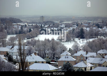 Glasgow, Écosse, Royaume-Uni, le 22 janvier, 2019. Météo France : Beaucoup de neige apparaît aux sections locales sur le chemin de l'école et travail ce matin dans la banlieue de Knightswood comme les premiers signes de la nouvelle bête de l'est apparaît sur l'ouest de la ville. Gerard crédit Ferry/Alamy Live News Banque D'Images