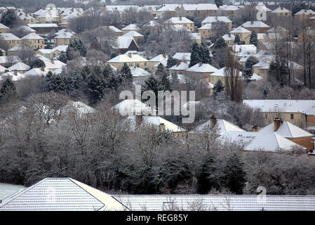 Glasgow, Écosse, Royaume-Uni, le 22 janvier, 2019. Météo France : Beaucoup de neige apparaît aux sections locales sur le chemin de l'école et travail ce matin dans la banlieue de Knightswood comme les premiers signes de la nouvelle bête de l'est apparaît sur l'ouest de la ville. Gerard crédit Ferry/Alamy Live News Banque D'Images