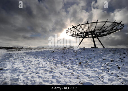 Haslingden and, East Lancashire. 22 janvier 2019. Météo France : un manteau de neige recouvre les collines et la ville de Haslingden and dans la région de East Lancashire. Le souffle glacial devrait durer 48 heures, avec plus de neige dans le nord-ouest de l'Angleterre. Le halo panopticon se démarque dans la neige sur la colline dominant la ville. Photo par : Paul Heyes/Alamy Live News Banque D'Images