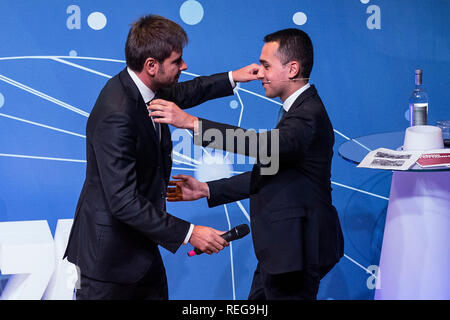 Foto Roberto Monaldo / LaPresse 22-01-2019 Roma Politica Il M5S presenta il reddito di cittadinanza Nella foto Alessandro Di Battista, Luigi Di Maio Photo Roberto Monaldo / LaPresse 22-01-2019 Rome (Italie) M5S présente le revenu de citoyenneté dans la photo Alessandro Di Battista, Luigi Di Maio Banque D'Images