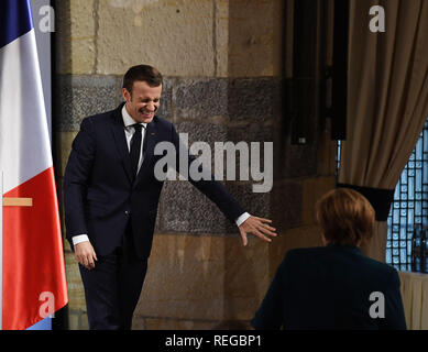 Aix-la-Chapelle, Allemagne. 22 janvier, 2019. La chancelière allemande Angela Merkel (R), et le président français, Emmanuel Macron réagir à la cérémonie de signature du traité d'Aix-la-Chapelle à Aix-la-Chapelle, Allemagne, le 22 janvier, 2019. La chancelière allemande Angela Merkel et le président français, Emmanuel Macron ont signé un contrat pour renouveler l'amitié et de coopération entre les deux pays, mardi. Source : Xinhua/Alamy Live News Banque D'Images