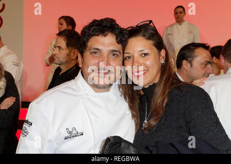 Paris, France. 21Th Jan, 2019. Le nouveau trois-étoiles Mauro Colagreco et son épouse assistent à la cérémonie de 2019 étoiles Michelin à la Salle Gaveau le 21 janvier 2019, Paris, France. Credit : Bernard Menigault/Alamy Live News Banque D'Images