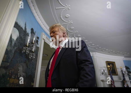 Washington, District de Columbia, Etats-Unis. 19 Jan, 2019. Le président américain, Donald Trump quitte la salle après la prestation de remarques dans la salle de réception diplomatique de la Maison Blanche à Washington, DC Le 19 janvier 2019. Trump a parlé d'un nouveau plan pour sécuriser la frontière avec les États-Unis et ouvrez de nouveau le gouvernement américain qui reste à l'arrêt. Crédit : Alex Edelman/ZUMA/Alamy Fil Live News Banque D'Images