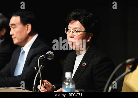 Tokyo, Japon. 22 janvier, 2019. Margaret Chan Fung Fu-chun (R), président de la Global Health Forum du Forum de Boao pour l'Asie (BFA), prend la parole à une conférence pour la promotion de la santé à Tokyo, capitale du Japon, le 22 janvier, 2019. BFA Secrétaire général Li Baodong, président de la Global Health Forum de BFA Margaret Chan Fung Fu-chun, l'Ambassadeur de Chine au Japon Cheng Yonghua avec autour de 200 représentants de l'industrie de la santé au Japon participer à la promotion de la conférence. Credit : Hua Yi/Xinhua/Alamy Live News Banque D'Images