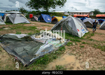 Donggala, Central Sulawesi, Indonésie. 22 janvier, 2019. Résidents affectés par le séisme et le tsunami ont été actifs dans leurs tentes endommagées par le vent et la pluie dans le camp de réfugiés de Gunung Balle Village, Donggala, Central Sulawesi, Indonésie, le mardi (22 janvier 2019). Au moins 60 des 153 unités de tente des réfugiés dans le camp ont été endommagés après de forts vents et de fortes pluies a frappé le camp tôt mardi. La météorologie locale et de Géophysique (Agence) a averti BMKG de phénomènes météorologiques cette semaine. photo par bmzIMAGES/Basri Marzuki Crédit : bmzIMAGES/Alamy Live News Banque D'Images