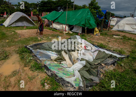 Donggala, Central Sulawesi, Indonésie. 22 janvier, 2019. Résidents affectés par le séisme et le tsunami ont été actifs dans leurs tentes endommagées par le vent et la pluie dans le camp de réfugiés de Gunung Balle Village, Donggala, Central Sulawesi, Indonésie, le mardi (22 janvier 2019). Au moins 60 des 153 unités de tente des réfugiés dans le camp ont été endommagés après de forts vents et de fortes pluies a frappé le camp tôt mardi. La météorologie locale et de Géophysique (Agence) a averti BMKG de phénomènes météorologiques cette semaine. photo par bmzIMAGES/Basri Marzuki Crédit : bmzIMAGES/Alamy Live News Banque D'Images