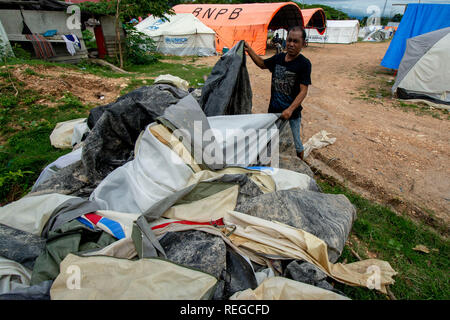 Donggala, Central Sulawesi, Indonésie. 22 janvier, 2019. Résidents affectés par le séisme et le tsunami ont été actifs dans leurs tentes endommagées par le vent et la pluie dans le camp de réfugiés de Gunung Balle Village, Donggala, Central Sulawesi, Indonésie, le mardi (22 janvier 2019). Au moins 60 des 153 unités de tente des réfugiés dans le camp ont été endommagés après de forts vents et de fortes pluies a frappé le camp tôt mardi. La météorologie locale et de Géophysique (Agence) a averti BMKG de phénomènes météorologiques cette semaine. photo par bmzIMAGES/Basri Marzuki Crédit : bmzIMAGES/Alamy Live News Banque D'Images