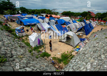 Donggala, Central Sulawesi, Indonésie. 22 janvier, 2019. Résidents affectés par le séisme et le tsunami ont été actifs dans leurs tentes endommagées par le vent et la pluie dans le camp de réfugiés de Gunung Balle Village, Donggala, Central Sulawesi, Indonésie, le mardi (22 janvier 2019). Au moins 60 des 153 unités de tente des réfugiés dans le camp ont été endommagés après de forts vents et de fortes pluies a frappé le camp tôt mardi. La météorologie locale et de Géophysique (Agence) a averti BMKG de phénomènes météorologiques cette semaine. photo par bmzIMAGES/Basri Marzuki Crédit : bmzIMAGES/Alamy Live News Banque D'Images