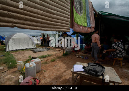 Donggala, Central Sulawesi, Indonésie. 22 janvier, 2019. Résidents affectés par le séisme et le tsunami ont été actifs dans leurs tentes endommagées par le vent et la pluie dans le camp de réfugiés de Gunung Balle Village, Donggala, Central Sulawesi, Indonésie, le mardi (22 janvier 2019). Au moins 60 des 153 unités de tente des réfugiés dans le camp ont été endommagés après de forts vents et de fortes pluies a frappé le camp tôt mardi. La météorologie locale et de Géophysique (Agence) a averti BMKG de phénomènes météorologiques cette semaine. photo par bmzIMAGES/Basri Marzuki Crédit : bmzIMAGES/Alamy Live News Banque D'Images