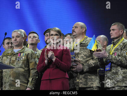 Kiev, Ukraine. 22 janvier, 2019. Ioulia Timochenko, leader de l'Ukrainian Батьківщина (Patrie) parti politique, avec l'armée ukrainienne centre vu au cours d'anciens combattants congrès du parti à Kiev.Le congrès de l'parti Batkivshchyna (Patrie) nommé Ioulia Timochenko comme un candidat à l'élection présidentielle en Ukraine. Crédit : Sergei Chuzavkov/SOPA Images/ZUMA/Alamy Fil Live News Banque D'Images