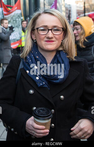 Londres, Royaume-Uni. 22 janvier, 2019. Secrétaire d'état d'ombre pour les entreprises, l'énergie et de stratégie industrielle (IBE) Rebecca Long Bailey montre la solidarité pour soutenir le personnel de l'IBE représenté par le public et les services commerciaux (PCS) Union européenne, sur la ligne de piquetage après le début d'une grève pour le London Living Wage de €10,55 par heure et la parité de congés maladie et indemnité de congé annuel avec des fonctionnaires. La grève est coordonnée avec des hôtesses, personnel de sécurité et les nettoyants au ministère de la Justice (MJ) représentée par l'Organisation des voix du monde (UVW) syndicat. Banque D'Images