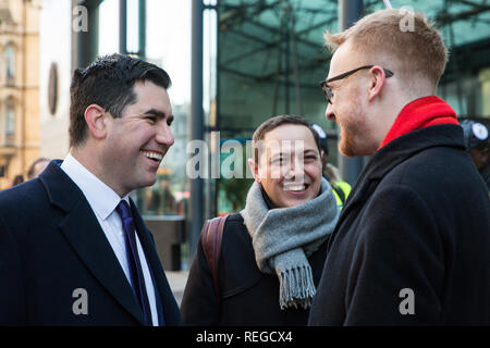 Londres, Royaume-Uni. 22 janvier, 2019. Shadow Secrétaire d'Etat à la justice et l'ombre Lord Chancelier Richard Burgon (l) exprime sa solidarité pour le personnel de soutien à l'IBE représenté par le public et les services commerciaux (PCS) Union européenne, sur la ligne de piquetage après le début d'une grève pour le London Living Wage de €10,55 par heure et la parité de congés maladie et indemnité de congé annuel avec des fonctionnaires. La grève est coordonnée avec des hôtesses, personnel de sécurité et les nettoyants au ministère de la Justice (MJ) représentée par l'Organisation des voix du monde (UVW) syndicat. Credit : Mark Kerrison/Alamy Live News Banque D'Images