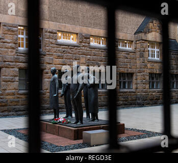 Dresde, Allemagne. 22 janvier, 2019. Le groupe sculpture 'résistants' par Wittig Arnd se tient sur le terrain de la Münchner Platz Memorial. Dans la cour de l'immeuble complexe il y a une chute de la machine qui a servi à l'épée d'exécuter les peines de mort pendant l'occupation soviétique et la dictature de la RDA. Un total de plus de 1 300 personnes ont perdu la vie ici. Credit : Monika Skolimowska/dpa-Zentralbild/dpa/Alamy Live News Banque D'Images