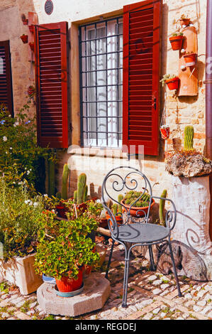 Terrasse devant la maison, Montefalco, Ombrie, Italie Banque D'Images