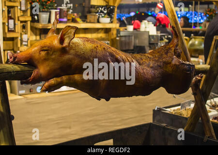 Parasenok frits entiers à la broche dans le contexte du restaurant Banque D'Images