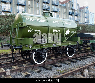 Ministère de la guerre sur les embranchements ferroviaires du réservoir d'acide en face d'appartements modernes au port de Bristol au Royaume-Uni Banque D'Images