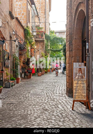 Rue piétonne avec des magasins à Orvieto, Ombrie, Italie Banque D'Images