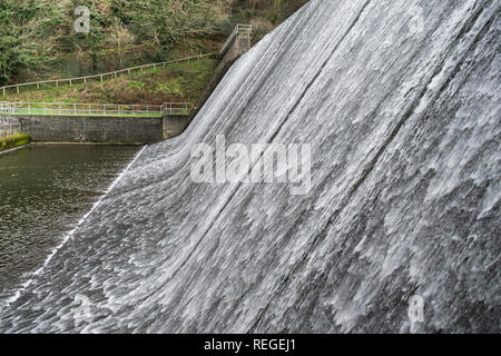 L'eau s'écoule vers le bas l'évacuateur à réservoir de Porth à Cornwall. Banque D'Images