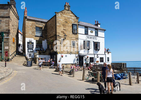 The Bay Hotel, The Dock, Robin Hood's Bay, North Yorkshire, Angleterre, Royaume-Uni Banque D'Images