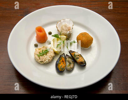 Une entrée de saumon fumé, huîtres, moules, croquettes de crabe et le maquereau pate. Banque D'Images