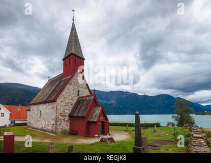 12e siècle Roman Gothique Dale église de village Lustre sur le Lustrafjord Lustrafjorden (fjord), succursale d'une plus grande de Sogn (le Sognefjorden), Lu Banque D'Images