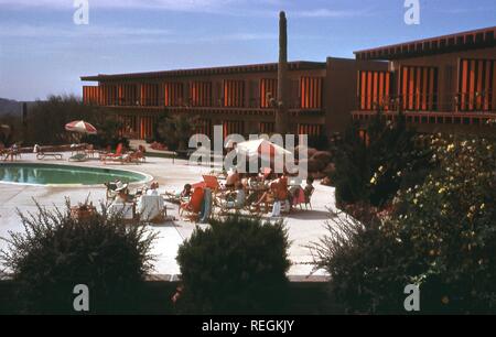 Lieux autour de la piscine d'un hôtel moderne de style désert à Phoenix, Arizona, Juillet, 1968. Vous pourrez prendre le soleil sur le tablier de béton ci-dessous les balcons. () Banque D'Images