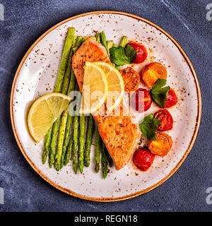 Pavé de saumon aux asperges et tomates, vue d'en haut. Banque D'Images