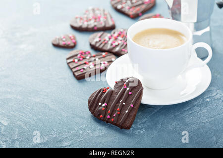 Coeurs de chocolat cookies pour la Saint-Valentin avec le glaçage et saupoudre avec du café Banque D'Images
