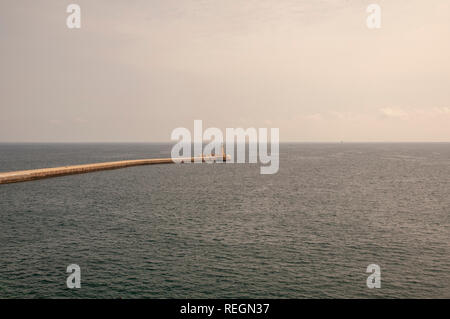 St Elme phare et d'un brise-lames qui s'étend du pont dans la Méditerranée depuis le Fort de Saint Elme, La Valette, Malte. Banque D'Images