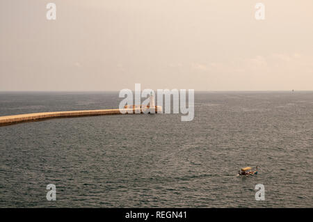 St Elme phare et d'un brise-lames qui s'étend du pont dans la Méditerranée depuis le Fort de Saint Elme, La Valette, Malte. Banque D'Images