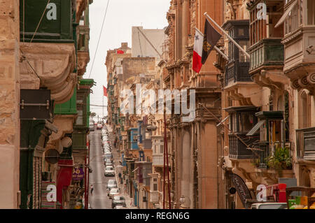 Vue vers le bas de la rue St Paul, une ruelle typique de boutiques, bureaux et résidences dans le centre de La Valette, la capitale de Malte. Banque D'Images