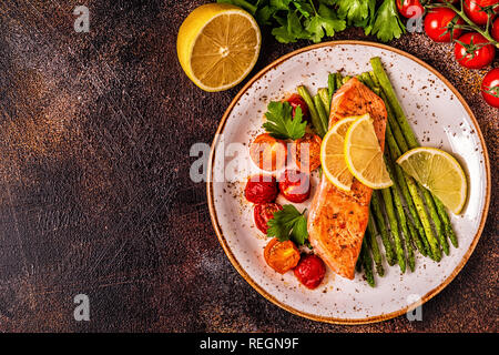 Pavé de saumon aux asperges et tomates, vue d'en haut. Banque D'Images
