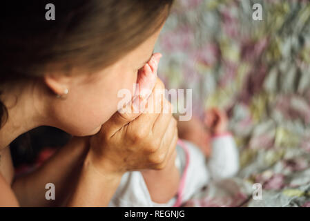 Mother holding Newborn baby talons dans ses mains Banque D'Images