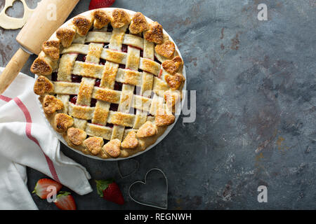 Tarte aux fraises avec lattice et décoration en forme de coeur pour la Saint-Valentin Banque D'Images