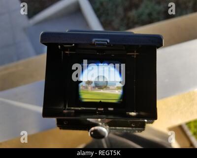 Close-up de viseur de taille sur Lubitel fait soviétique (Amateur) 166 vintage universel twin lens reflex (TLR) appareil photo de la marque Lomo en plein air, San Francisco, Californie, le 26 décembre 2018. () Banque D'Images