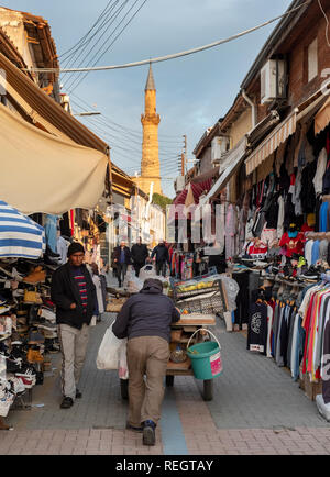 Marché en plein-air sur la rue menant à l'Arasta mosquée Selimiye dans le nord de Nicosie (Lefkosa), République turque de Chypre du Nord. Banque D'Images