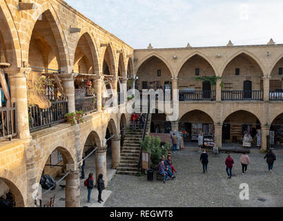 Le Büyük Han (Grand Inn historique) auberge du xvie siècle, aujourd'hui un centre commercial avec boutiques, cafés et une cour dans le nord de Nicosie, Chypre Banque D'Images
