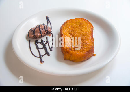 Torrija avec de la crème glacée, dessert traditionnel de la Semaine Sainte. L'Espagne. Banque D'Images