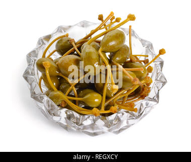 Petits fruits marinés caper isolé sur fond blanc. Banque D'Images