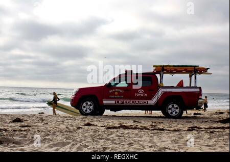 SAN DIEGO, USA - Le 20 août : 103 véhicules Toyota Lifeguard au coucher du soleil sur la plage de Mission Bay à San Diego, Californie Banque D'Images