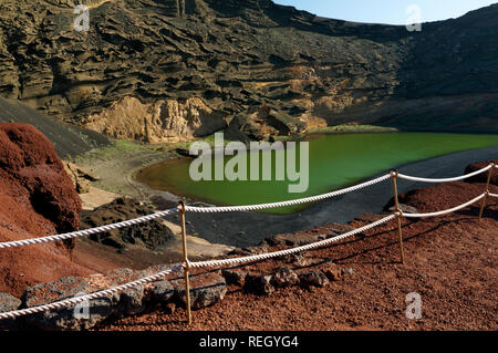 Charco de los ciclos, Green Lake causés par les algues, El Golfo, Lanzarote, îles Canaries, Espagne. Banque D'Images