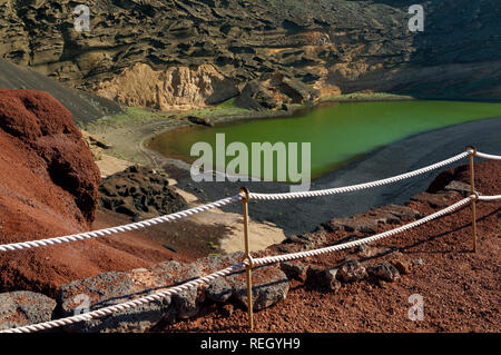 Charco de los ciclos, Green Lake causés par les algues, El Golfo, Lanzarote, îles Canaries, Espagne. Banque D'Images