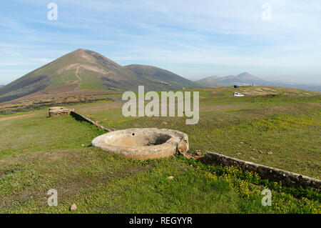 Des citernes sur Tinasoria, vallée de La Geria, Lanzarote, îles Canaries, Espagne. Banque D'Images