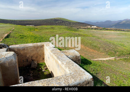 Des citernes sur Tinasoria, vallée de La Geria, Lanzarote, îles Canaries, Espagne. Banque D'Images