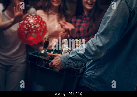 Man holding box avec des bouteilles de champagne lors d'une fête Banque D'Images